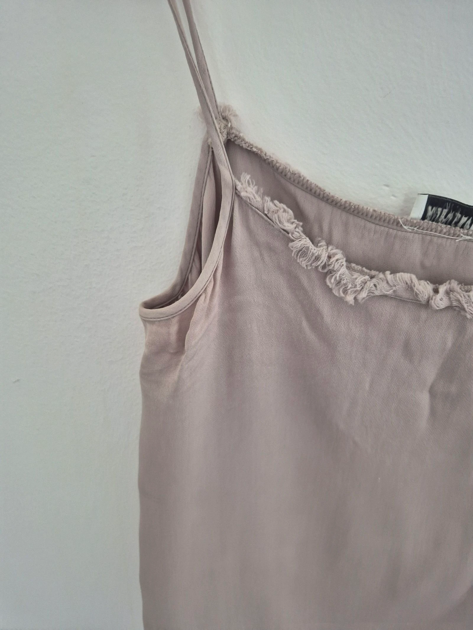 MTWTFSS WEEKDAY Top Beige con Borde Rafelado y Tirantes Finos – Talla M – photo 3